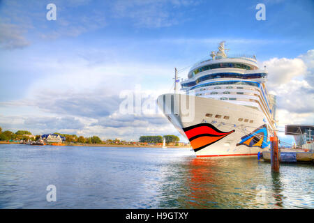 WARNEMÜNDE / Deutschland - 21. September 2013: Kreuzfahrtschiff von AIDA liegt im Hafen Warnemünde / Deutschland. AIDA Cruises ist ein amerikanisch-britischen Besitz Ger Stockfoto