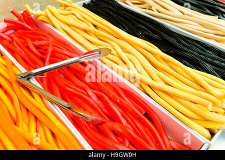 Lange Schlange/Kabel Süßigkeiten zum Verkauf an einem Marktstand Stockfoto