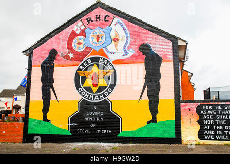 Wandgemälde im unteren Shankill Estate in Erinnerung an Stevie McCrea, Red Hand Commando Kommandos RHC Stockfoto