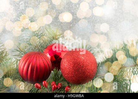 Rote Weihnachtskugeln auf glänzenden silbernen Hintergrund Stockfoto
