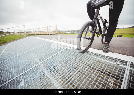 Radfahrer mit BMX-Rad beim Anfahren Rampe stehend Stockfoto