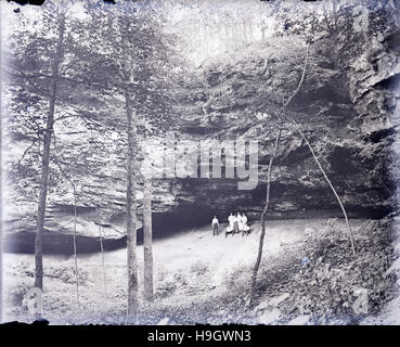 Antike c1890 Foto, Besucher im Hoosier National Forest. Hoosier National Forest ist eine Eigenschaft, die von der United States Forest Service in den Hügeln des südlichen Indiana verwaltet. QUELLE: ORIGINAL FOTONEGATIV. Stockfoto