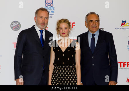 Turin, Italien. 22. November 2016. Italienische Schauspielerin Alba Rohrwacher (Mitte) mit Paolo Damilano (links) und Alberto Barbera (rechts) nehmen Sie Teil an Charity-Dinner während Torino Film Festival Stockfoto