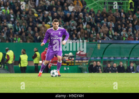 Lissabon, Portugal. 22. November 2016. Real Madrid ist Mittelfeldspieler aus Kroatien Mateo Kovacic (16) während des Spiels von der UEFA Champions League, Gruppe F, Sporting CP Vs Real Madrid CF Credit: Alexandre de Sousa/Alamy Live News Stockfoto