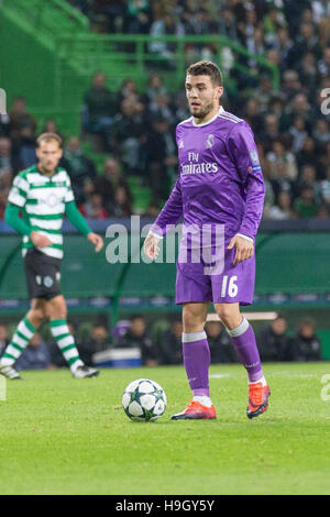 Lissabon, Portugal. 22. November 2016. Real Madrid ist Mittelfeldspieler aus Kroatien Mateo Kovacic (16) während des Spiels von der UEFA Champions League, Gruppe F, Sporting CP Vs Real Madrid CF Credit: Alexandre de Sousa/Alamy Live News Stockfoto