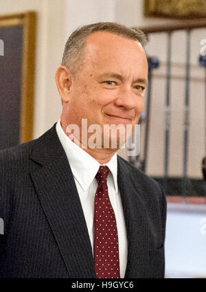 Schauspieler und Filmemacher Tom Hanks kommt, um die Presidential Medal Of Freedom, die landesweit höchste zivile Auszeichnung von US-Präsident Barack Obama im East Room des weißen Hauses in Washington, DC am 22. November 2016 zu akzeptieren. Bildnachweis: Ron Sachs/CNP /MediaPunch Credit: MediaPunch Inc/Alamy Live-Nachrichten Stockfoto