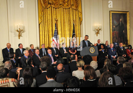 Washington, Vereinigte Staaten von Amerika. 22. November 2016.  US-Präsident Barack Obama spricht nach der Präsentation der Presidential Medal Of Freedom, 21 Männer und Frauen in einer Zeremonie im East Room des weißen Hauses am 22. November 2016. Die Presidential Medal Of Freedom ist die höchste Auszeichnung für Zivilpersonen in den Vereinigten Staaten. Bildnachweis: Paul Hennessy/Alamy Live-Nachrichten Stockfoto