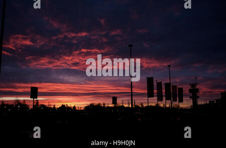 Hamburg, Deutschland. 23. November 2016. Die Sonne geht auf dem Flughafen in Hamburg, Germany, 23. November 2016. Foto: Axel Heimken/Dpa/Alamy Live News Stockfoto