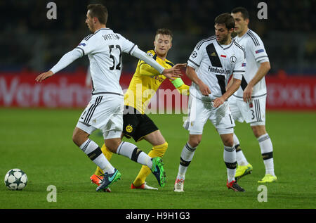 Dortmund, Deutschland. 22. November 2016. Dortmund Marco Reus (c) und Warschaus Mateusz Wieteska (l) kämpfen um den Ball in die Champions League Fußballspiel zwischen Borussia Dortmund und Legia Warschau im Signal Iduna Park in Dortmund, Deutschland, 22. November 2016. Foto: Ina Fassbender / / Dpa/Alamy Live News Stockfoto