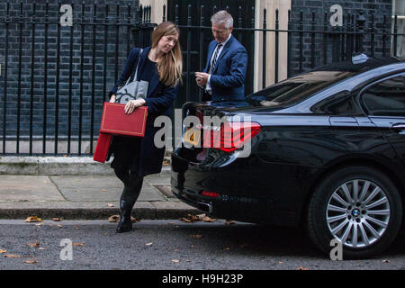 London, UK. 23. November 2016. Der Schatzkanzler Dokumente stammen aus 10 Downing Street zu seinem Auto in Vorbereitung auf seine Herbst-Anweisung in das House Of Commons. Bildnachweis: Mark Kerrison/Alamy Live-Nachrichten Stockfoto