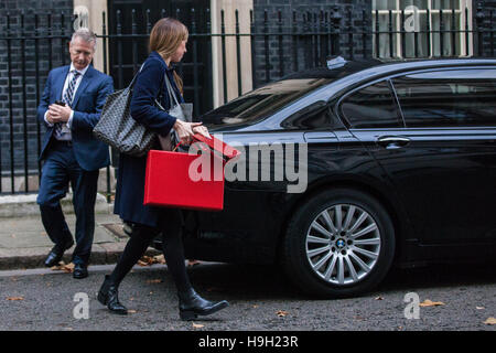 London, UK. 23. November 2016. Der Schatzkanzler Dokumente stammen aus 10 Downing Street zu seinem Auto in Vorbereitung auf seine Herbst-Anweisung in das House Of Commons. Bildnachweis: Mark Kerrison/Alamy Live-Nachrichten Stockfoto