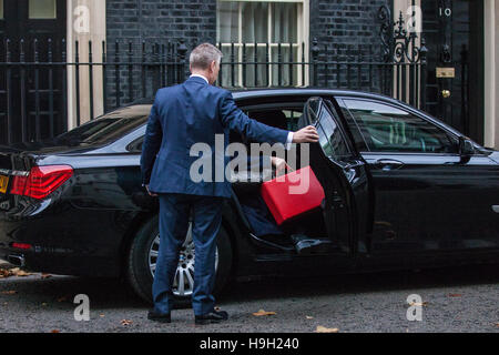 London, UK. 23. November 2016. Der Schatzkanzler Dokumente stammen aus 10 Downing Street zu seinem Auto in Vorbereitung auf seine Herbst-Anweisung in das House Of Commons. Bildnachweis: Mark Kerrison/Alamy Live-Nachrichten Stockfoto