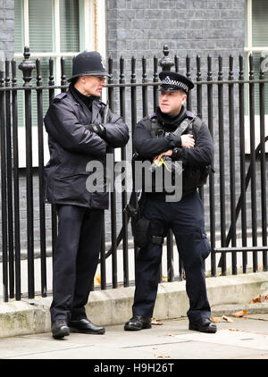 Downing Street, London, UK. 23. November 2016. Polizisten außerhalb No 10 Downing Street Credit: Dinendra Haria/Alamy Live News Stockfoto