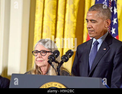 Washington DC, USA. 22. November 2016.  US-Präsident Barack Obama stellt die Presidential Medal Of Freedom für Mathematiker und Informatiker Margaret H. Hamilton während einer Zeremonie im East Room des weißen Hauses in Washington, DC Dienstag, 22. November 2016. Die Presidential Medal Of Freedom ist höchste zivile Auszeichnung des Landes. © MediaPunch Inc/Alamy Live News Bildnachweis: MediaPunch Inc/Alamy Live-Nachrichten Stockfoto