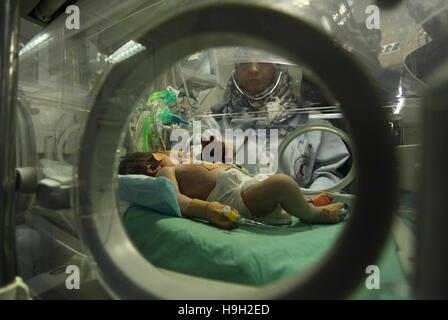 Gaza-Stadt, Gazastreifen, Palästinensische Gebiete. 23. November 2016. Ein-Tag-alte palästinensische siamesischen Zwillingen liegen in einem Inkubator in der Gärtnerei am al-Shifa Hospital in Gaza-Stadt am 23. November 2016 Credit: Ashraf Amra/APA Bilder/ZUMA Draht/Alamy Live News Stockfoto