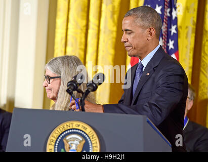 Washington DC, USA. 22. November 2016. US-Präsident Barack Obama stellt die Presidential Medal Of Freedom für Mathematiker und Informatiker Margaret H. Hamilton während einer Zeremonie im East Room des weißen Hauses in Washington, DC Dienstag, 22. November 2016. Die Presidential Medal Of Freedom ist höchste zivile Auszeichnung des Landes. Bildnachweis: MediaPunch Inc/Alamy Live-Nachrichten Stockfoto