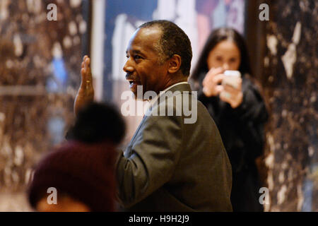 Ehemalige republikanische Präsidentschaftskandidat Ben Carson Wellen zu Umstehenden, während er durch die Lobby des Trump Tower in New York, New York, am 22. November 2016 geht. Vereinigte Staaten Präsident elect Donald Trump hat erwähnt, dass er Herr Carson für ein Kabinettsposten als Leiter der der Abteilung von Gehäuse und städtische Entwicklung (HUD) erwägt. Bildnachweis: Anthony Behar/Pool über CNP /MediaPunch Stockfoto