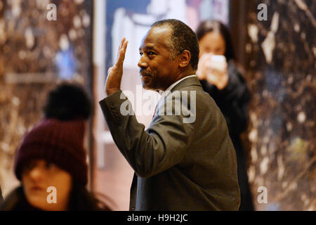 Ehemalige republikanische Präsidentschaftskandidat Ben Carson Wellen zu Umstehenden, während er durch die Lobby des Trump Tower in New York, New York, am 22. November 2016 geht. Vereinigte Staaten Präsident elect Donald Trump hat erwähnt, dass er Herr Carson für ein Kabinettsposten als Leiter der der Abteilung von Gehäuse und städtische Entwicklung (HUD) erwägt. Bildnachweis: Anthony Behar/Pool über CNP /MediaPunch Stockfoto