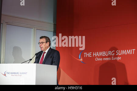 Hamburg, Deutschland. 23. November 2016. Der ehemalige deutsche Bundeskanzler Gerhard Schroeder hält eine Rede bei der Eröffnung der 7. Hamburg Summit "China Meets Europe" in Hamburg, Deutschland, am 23. November 2016. Der 7. Hamburg Summit "China trifft Europa" eröffnet hier am Mittwoch zeichnen hohe Beamte, Unternehmer und führende Wissenschaftler aus China und der Europäischen Union (EU), Schlüsselfragen auf wirtschaftliche Beziehungen zwischen China und Europa zu diskutieren. © Shan Yuqi/Xinhua/Alamy Live-Nachrichten Stockfoto