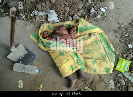 Allahabad, Uttar Pradesh, Indien. 23. November 2016. Allahabad: Ein Kind schlafen in der Straße in der Nähe einer Baustelle Smart City als seine Eltern arbeiten an diesem Standort in Allahabad. © Prabhat Kumar Verma/ZUMA Draht/Alamy Live-Nachrichten Stockfoto