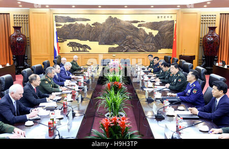 Peking, China. 23. November 2016. Chinesischer Verteidigungsminister Chang Wanquan spricht mit der russische Verteidigungsminister Sergei Shoigu in Peking, Hauptstadt von China, 23. November 2016. © Zhang Ling/Xinhua/Alamy Live-Nachrichten Stockfoto