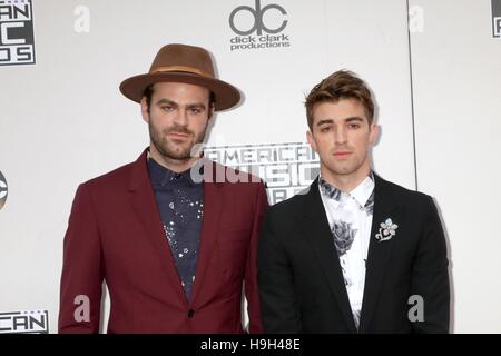 Alex Pall, Andrew Taggart, der Chainsmokers im Ankunftsbereich für 2016 American Music Awards (AMA) - Ankünfte 3, Microsoft Theater, Los Angeles, CA 20. November 2016. Foto von: Priscilla Grant/Everett Collection Stockfoto