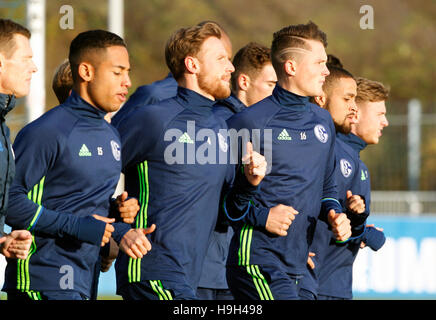 Gelsenkirchen, Deutschland. 23. November 2016. Spieler des FC SChalke 04 Dennis Aogo, Thilo Kehrer, Benedikt Höwedes, Fabian Reese unter anderem gibt es ein Warm up Job bei Tge letzte Trainingseinheit in Gelsenkirchen, Deutschland, 23. November 2016. Schalke trifft mit OGC Nizza in einem Europa League-Spiel auf der 23. November 2016. Foto: Roland Weihrauch/Dpa/Alamy Live News Stockfoto