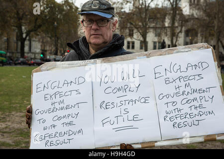 London, UK. 23. November 2016. Ein Pro-Austritt-Demonstrator außerhalb des Parlaments bei einem Protest zeitlich zusammenfallen mit der Schatzkanzler Herbst-Anweisung Stockfoto