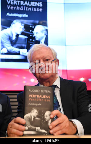 Der ehemalige Innenminister und Leiter der Kanzlei Rudolf Seiters sitzt nach der Präsentation der Seiters Autobiographie "Vetrauens-Verhältnisse" (lit.) "Vertrauen-Beziehungen") in Berlin, Deutschland, 23. November 2016. Foto: Soeren Stache/dpa Stockfoto