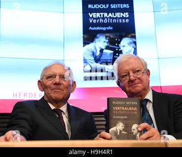 Deutsche Federak Minister von Finanzminister Wolfgang Schäuble (L) und der ehemalige Minister für innere Rudolf Seiters Zusammensitzen nach der Präsentation der Seiters Autobiographie "Vetrauens-Verhältnisse" (lit.) "Vertrauen-Beziehungen") in Berlin, Deutschland, 23. November 2016. Foto: Soeren Stache/dpa Stockfoto