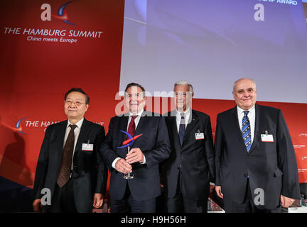 (161123) - HAMBURG (Deutschland), 23. November 2016 (Xinhua)--Ehrenvorsitzender des Gipfels in Hamburg "China Meets Europe" und ehemaliger Bundeskanzler Gerhard Schroeder (2 L) und Li Yizhong (1. L), Vorsitzender der China Federation of Industrial Economics, Pose für ein Foto nach der Verleihung des China-Europe Friendship Award während der siebten Hamburg Summit "China Meets Europe" in Hamburg, Norddeutschland , am 23. November 2016. Der siebte Hamburg Summit "China trifft Europa" eröffnet am Mittwoch, zeichnen hohe Beamte, Unternehmer und führende Wissenschaftler aus China und der Europ Stockfoto