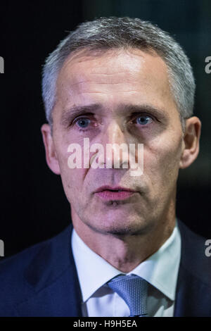 London, UK. 23. November 2016. Jens Stoltenberg, NATO-Generalsekretär spricht außerhalb 10 Downing Street nach einem Treffen mit Premierminister Theresa May. Bildnachweis: Mark Kerrison/Alamy Live-Nachrichten Stockfoto