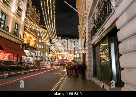 London, UK.  23. November 2016.  Die jährliche Weihnachtsbeleuchtung sind im Glasshouse Street, Regent Street, gesehen, wie Verkehr vergeht. Bildnachweis: Stephen Chung / Alamy Live News Stockfoto