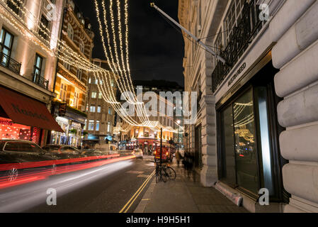 London, UK.  23. November 2016.  Die jährliche Weihnachtsbeleuchtung sind im Glasshouse Street, Regent Street, gesehen, wie Verkehr vergeht. Bildnachweis: Stephen Chung / Alamy Live News Stockfoto