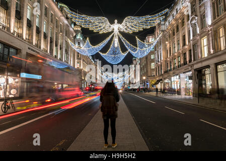 London, UK.  23. November 2016.  Die jährlichen Christmas Lights sind in der Regent Street, gesehen, wie Verkehr vergeht. Bildnachweis: Stephen Chung / Alamy Live News Stockfoto