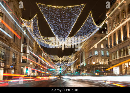 London, UK.  23. November 2016.  Die jährlichen Christmas Lights sind in der Regent Street, gesehen, wie Verkehr vergeht. Bildnachweis: Stephen Chung / Alamy Live News Stockfoto