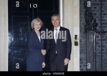 London, UK. 23. November 2016. Britischer Premierminister Theresa kann (L) trifft 23. November 2016 mit NATO-Generalsekretär Jens Stoltenberg bei Nummer 10 Downing Street in London. Bildnachweis: Tim Irland/Xinhua/Alamy Live-Nachrichten Stockfoto