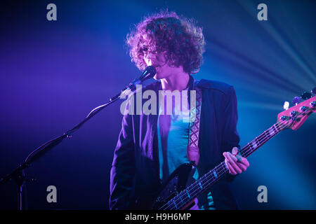 London, UK. 23. November 2016. Jordan Lawlor von M83 führen auf der Bühne in der Brixton Academy am 23. November 2016 in London, UK. Bildnachweis: Michael Jamison/Alamy Live-Nachrichten Stockfoto