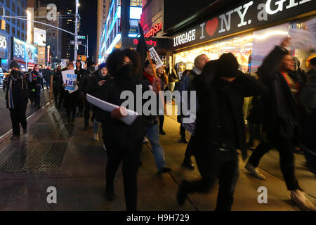 New York, USA. 23. November 2016. Aktivisten März durch den Times Square, New York City. Durch die jüngsten Ereignisse an der Standing Rock, North Dakota verärgert, Demonstranten März in Solidarität, in der Widerstand gegen den Bau der Dakota Zugang Pipeline. Stockfoto