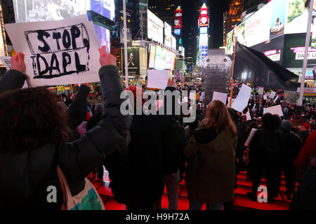 New York, USA. 23. November 2016. Aktivisten auf dem roten Schritte der Tkts am Times Square, New York City. Demonstranten versammelt in Solidarität in Reaktion auf die jüngsten Ereignisse am Standing Rock, North Dakota, und das Gebäude der Dakota Zugang Pipeline zu widersetzen. Stockfoto