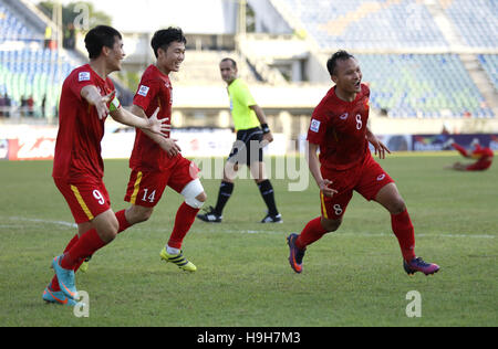 Yangon. 23. November 2016. Hoang Nguyen Trong (1. R) von Vietnam feiert scoring während der AFF Suzuki Cup Gruppe B-Fußballspiel zwischen Malaysia und Vietnam im Thuwanna Stadion in Yangon, Myanmar am 23. November 2016. Vietnam gewann 1: 0. © U Aung/Xinhua/Alamy Live-Nachrichten Stockfoto