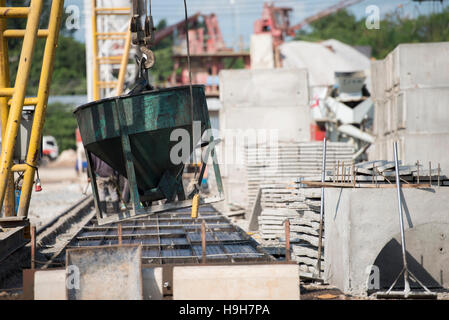 Beton gießen während kommerzielle Betonarbeiten Etagen des Gebäudes Stockfoto