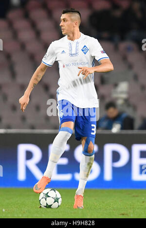 Napoli, Italien. 23. November 2016. Yevhen Khacheridi von Dinamo Kiew in Aktion während des Spiels der Champions League-Gruppe C zwischen SSC Napoli und Dynamo Kiew im Stadio San Paolo am 23. November 2016 in Neapel, Italien.   Bildnachweis: Marco Iorio/Alamy Live-Nachrichten Stockfoto