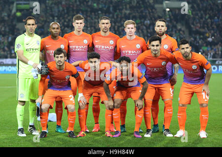 Mönchengladbach, Deutschland. 23. November 2016. Manchesters Spieler (FRON L-R) David Silva, Jesus Navas, Raheem Sterling, Ilkay Gündogan, Sergio Agüero, (hinten L-R) Torhüter Claudio Bravo, Fernandinho, John Steinen, Aleksandar Kolarov, Kevin De Bruyne und Nicolas Otamendi vor der Champions-League-match zwischen Borussia Moenchengladbach und Manchester City Om das Stadion im Borussia-Park in Mönchengladbach, 23. November 2016. Foto: Maja Hitij/Dpa/Alamy Live News Stockfoto