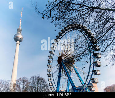 Berlin, Deutschland, 23. November 2016. Die Berliner Weihnachtzeit ist ein deutscher Weihnachtsmarkt rund um den historischen Neptunbrunnen (Neptunbrunnen) hinter Alexanderplatz gelegen. Die festliche hölzerne Marktstände befinden sich zwischen das Rotes Rathaus (Rotes Rathaus) und der Marienkirche. Eine festliche Atmosphäre erfolgt durch Drehorgel Musik, Glühwein, Stände verkaufen Kunsthandwerk, Brot in einer traditionellen Bäckerei und heißen Met gebacken aus Tonkrügen serviert. Besucher genießen eine Eisbahn und das 50 Meter hohe Riesenrad mit traditionellen Gondeln. Kinder genießen Sie Besuche zu den Streichelzoo, Pony zu befreien Stockfoto