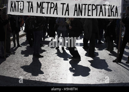 Athen, Griechenland. 24. November 2016. Ein Banner liest, '' Nein, Anti-Arbeitnehmer Maßnahmen '', als Demonstranten gegen das griechische Parlament März riefen Slogans gegen die Regierung. Gewerkschaften des öffentlichen Sektors inszeniert einen 24-Stunden-Streik und rund 5.000 Menschen sammelten sich gegen Budgetkürzungen und Arbeit Gesetzgebung Reformen demonstriert. Bildnachweis: Nikolas Georgiou/ZUMA Draht/Alamy Live-Nachrichten Stockfoto