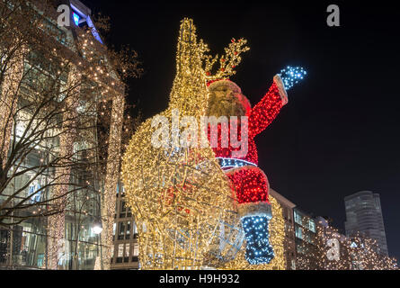 Berlin, Deutschland. 23. November 2016. Ein beleuchteter Weihnachtsmann auf einem Rentier in der Nähe der KaDeWe-Store in Berlin, Deutschland, 23. November 2016. Am Abend wurden die Weihnachtsbeleuchtung eingeschaltet. Foto: Paul Zinken/Dpa/Alamy Live News Stockfoto