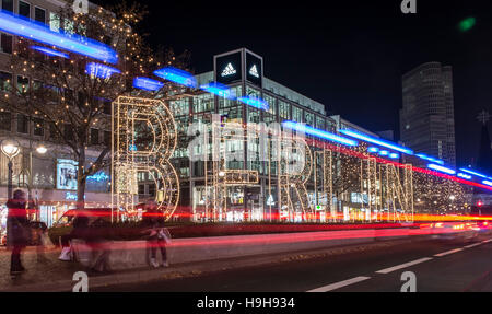 Berlin, Deutschland. 23. November 2016. "Berlin" ist in Leuchtschriften dargelegt, wie ein Bus vorbei, in Berlin, Deutschland, 23. November 2016 fährt. Am Abend wurden die Weihnachtsbeleuchtung eingeschaltet. Foto: Paul Zinken/Dpa/Alamy Live News Stockfoto