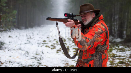 Göhrde, Deutschland. 15. November 2016. ILLUSTRATION - ein Jäger mit seiner Waffe im Wald während einer Fahrt jagen in der Nähe von Göhrde, Deutschland, 15. November 2016. Foto: Philipp Schulze/Dpa/Alamy Live News Stockfoto