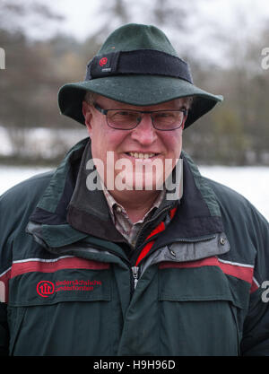 Göhrde, Deutschland. 15. November 2016. Leiter der forstlichen Komission Büro Uwe Barge in der Nähe von Göhrde, Deutschland, 15. November 2016 abgebildet. Foto: Philipp Schulze/Dpa/Alamy Live News Stockfoto